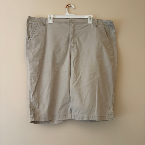 Gloria Vanderbilt Women’s Plus 24W Khaki Bermuda Shorts Button Hem Casual - Picture 1 of 4